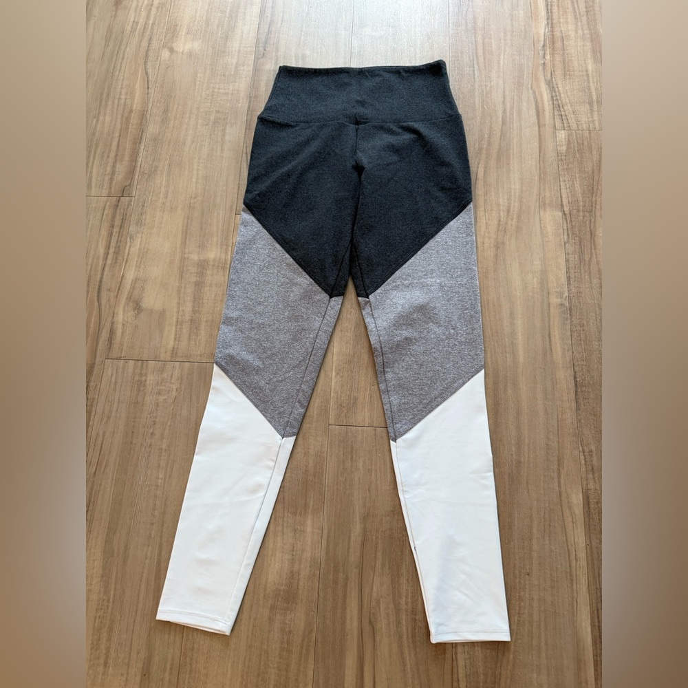 Onzie Black and Gray Leggings with Sleek Design